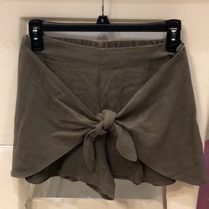 Front Bow Olive Linen Shorts